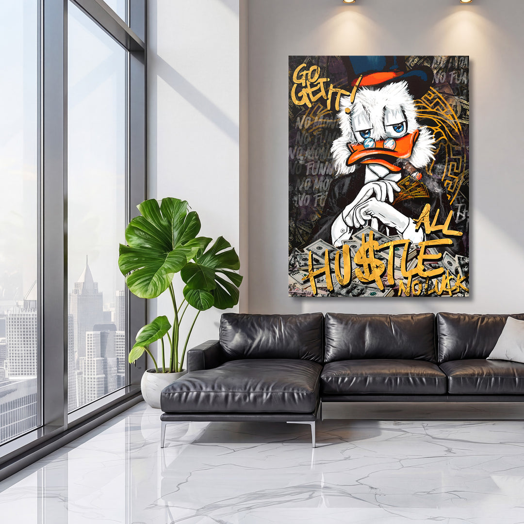 Motivační pop art obraz na plátně s kachnou obklopenou dolary nad černou pohovkou