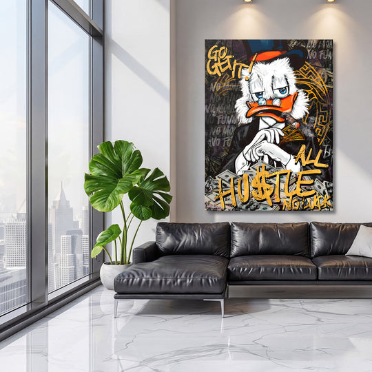 Motivační pop art obraz na plátně s kachnou obklopenou dolary nad černou pohovkou
