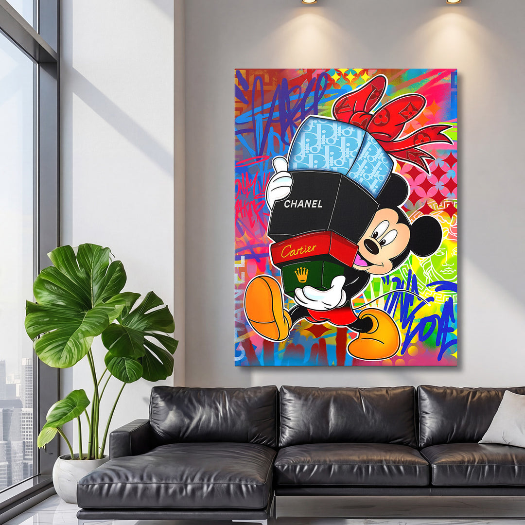 Luxusní pop art obraz na plátně do obýváku, Mickey Mouse s boxy Dior, Chanel a Cartier před graffiti pozadím