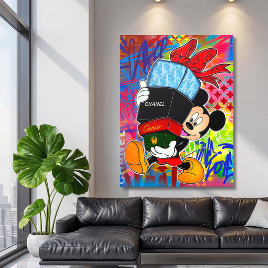 Luxusní pop art obraz na plátně do obýváku, Mickey Mouse s boxy Dior, Chanel a Cartier před graffiti pozadím
