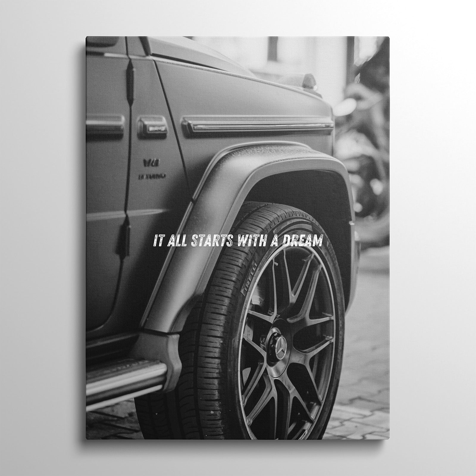 Motivační obraz Mercedes G s motivačním citátem It all starts with a dream. Zepředu na zeď.