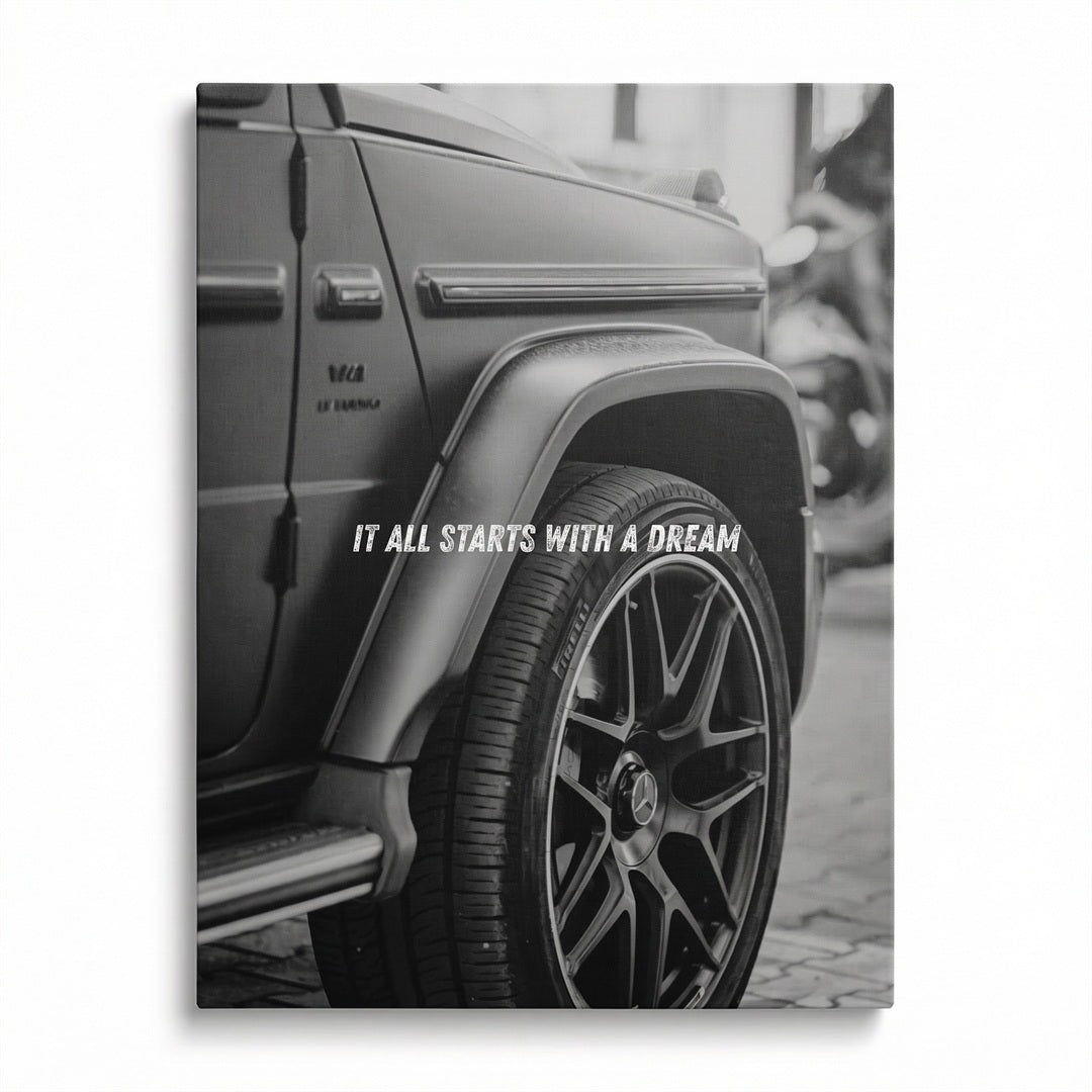 Motivační obraz Mercedes G s motivačním citátem It all starts with a dream. Zepředu na zeď.