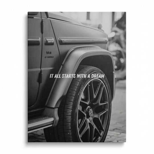 Motivační obraz Mercedes G s motivačním citátem It all starts with a dream. Zepředu na zeď.
