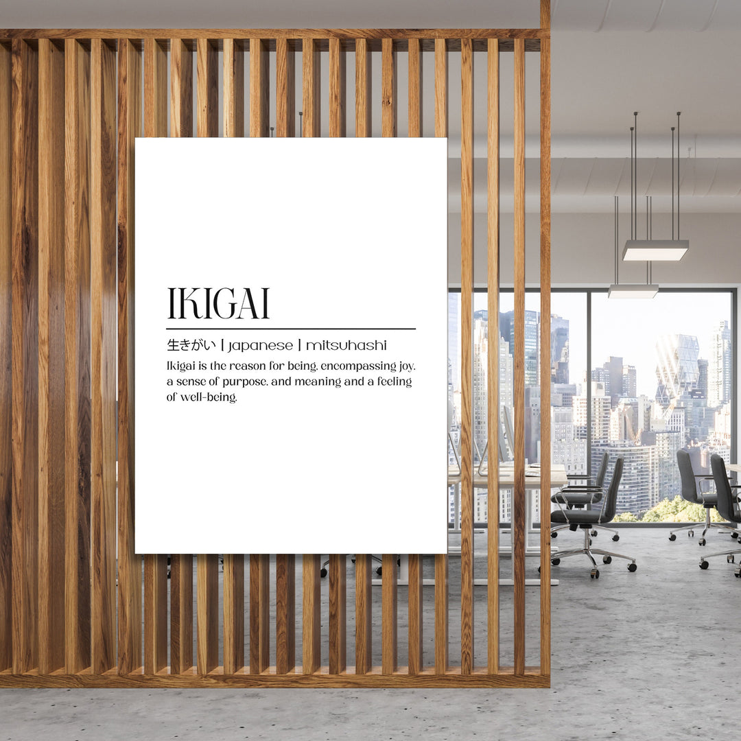 Motivační obraz na plátně s citátem Ikigai v minimalistické moderní kanceláři s výhledem na město