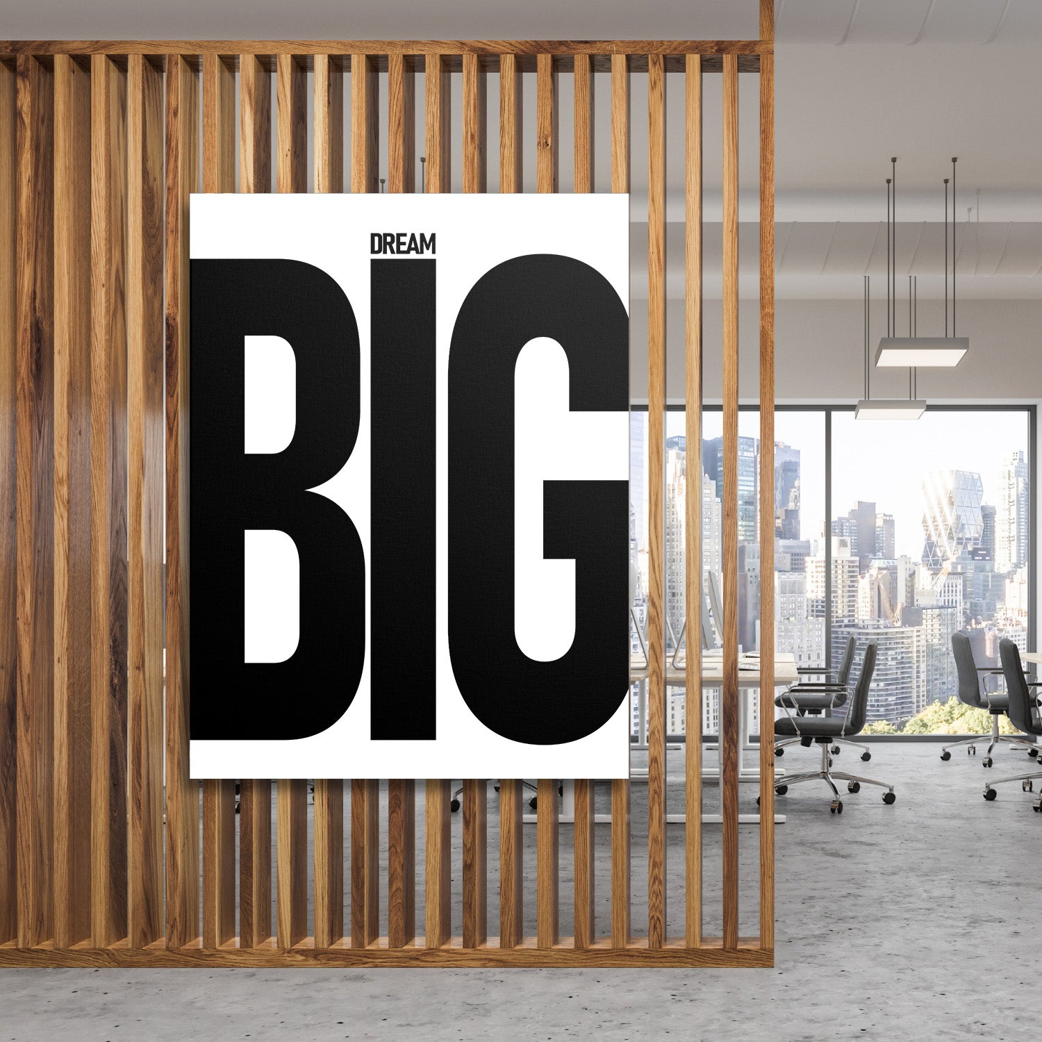 Motivační obraz na plátně s černým nápisem Dream BIG v moderní kanceláři za dřevěnou mříží