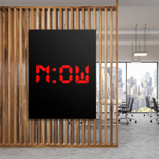 Motivační obraz na plátně s červeným nápisem NOW na černém pozadí v moderní kanceláři