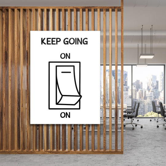 Motivační obraz na zeď s černobílým minimalistickým přepínačem a nápisem KEEP GOING v moderní kanceláři