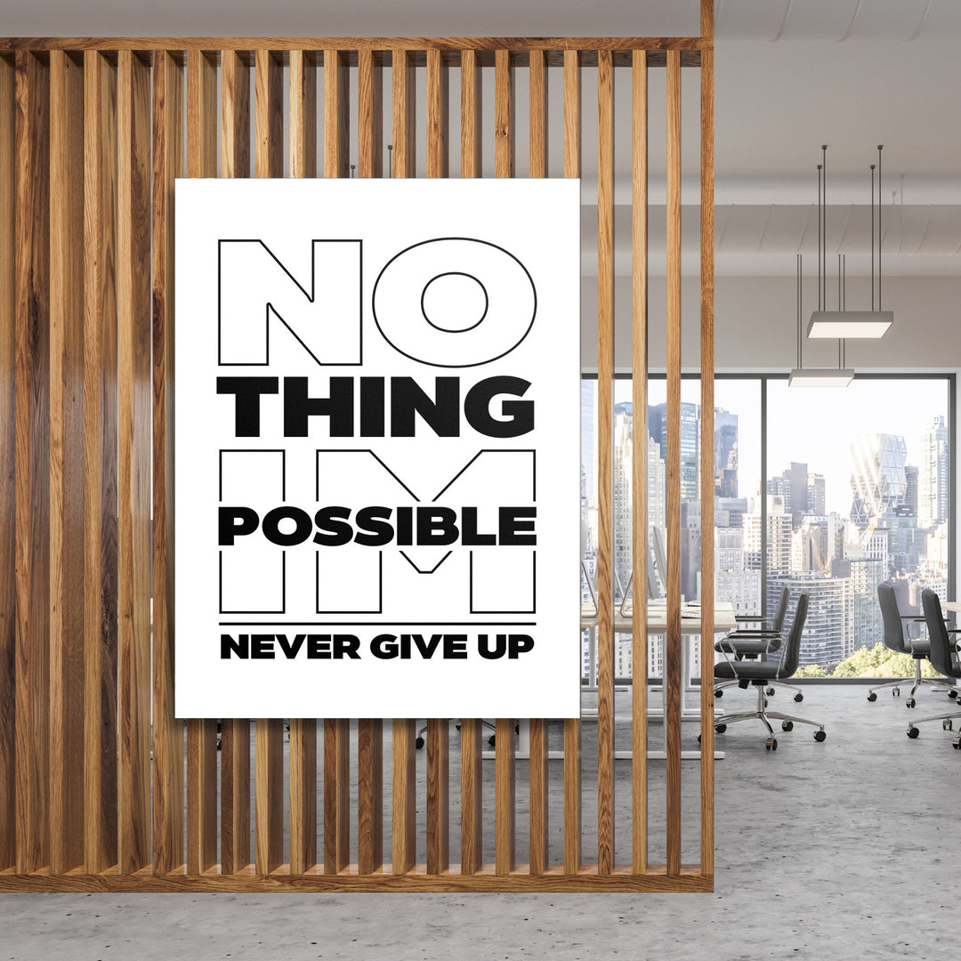 Motivační obraz s černobílým citátem No Thing Is Possible Never Give Up v moderní kanceláři s výhledem na město