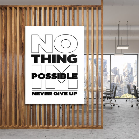 Motivační obraz s černobílým citátem No Thing Is Possible Never Give Up v moderní kanceláři s výhledem na město