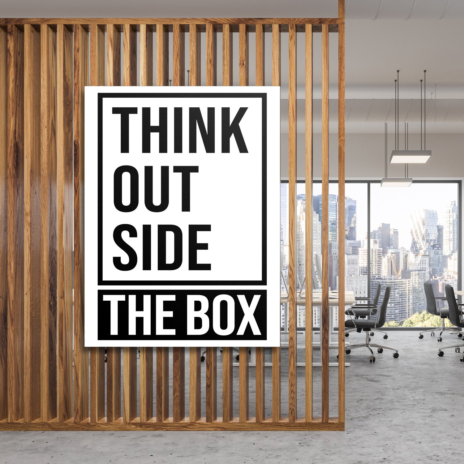 Motivační obraz na plátně s citátem Think outside the box v moderní kanceláři za dřevěnou příčkou