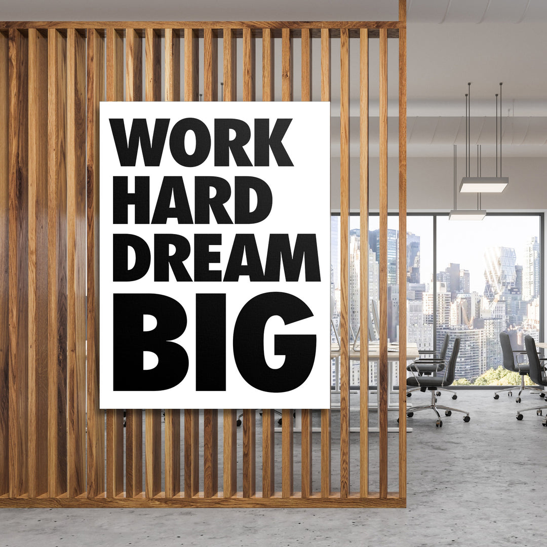Motivační obraz na zeď WORK HARD DREAM BIG v moderní kanceláři s dřevěným interiérem