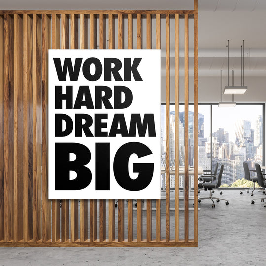 Motivační obraz na zeď WORK HARD DREAM BIG v moderní kanceláři s dřevěným interiérem