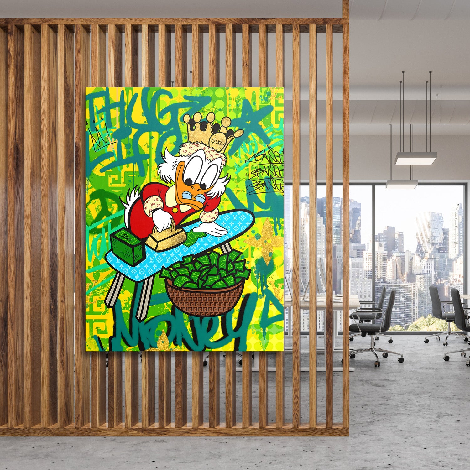 Motivační pop art obraz na plátně s Kačerem Skrblíkem a bankovkami v moderní firemní kanceláři