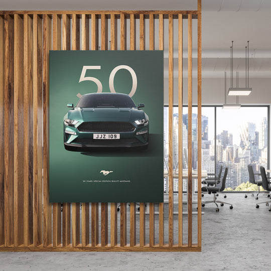 Motivační obraz na plátně se zeleným Bullitt Mustangem a číslem 50 v moderní kanceláři