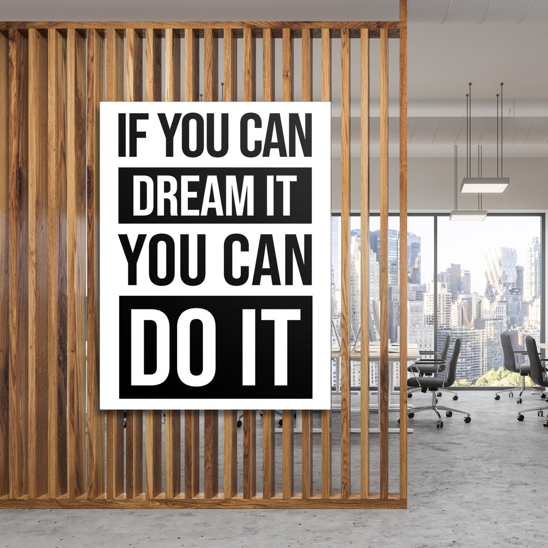 Motivační obraz na plátně s černobílým citátem v minimalistické moderní kanceláři