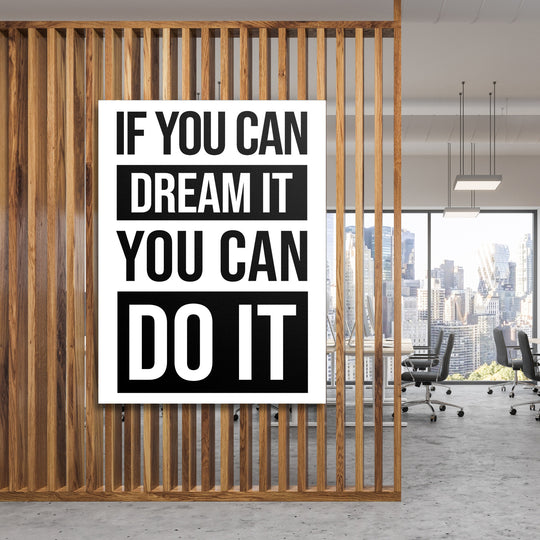 Motivační obraz na plátně s černobílým citátem v minimalistické moderní kanceláři