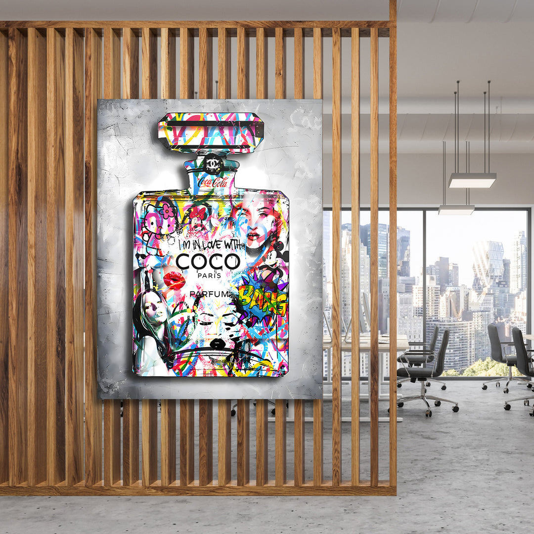 Motivační pop art obraz na plátně s graffiti parfémovou lahví zavěšený mezi dřevěnými příčkami v moderní kanceláři