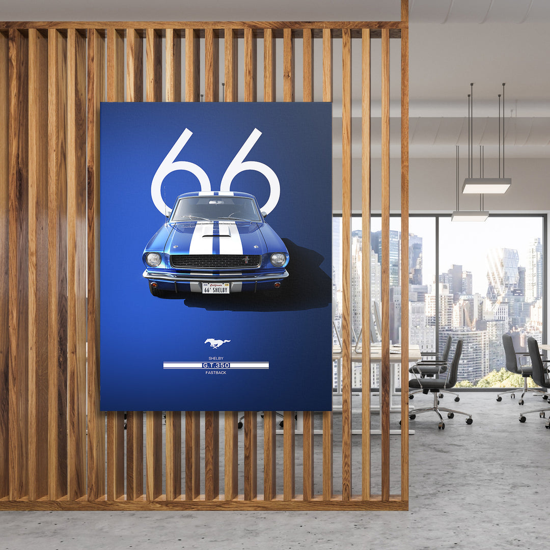 Motivační obraz na plátně s modrým Ford Mustang GT350 číslo 66 zavěšený na dřevěné příčce v moderní kanceláři
