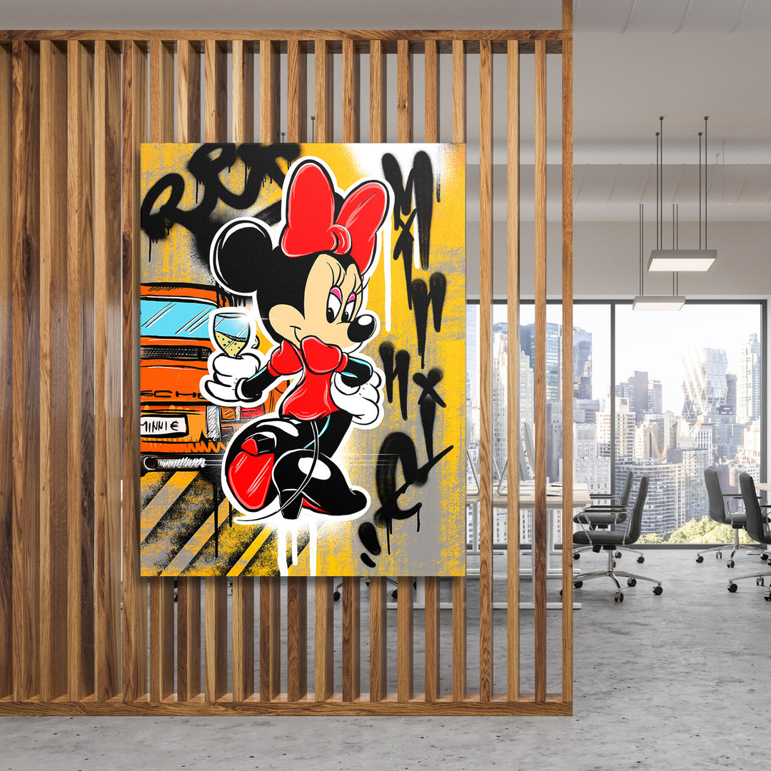 Luxusní pop art obraz na zeď s Minnie Mouse, graffiti, šampaňským a luxusním autem v moderní kanceláři