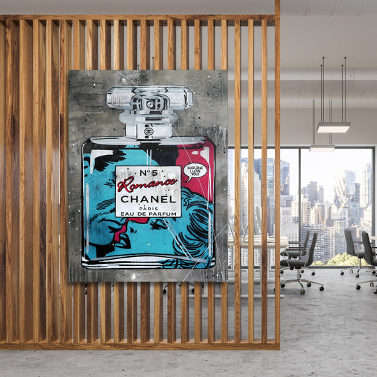 Luxusní obraz na plátně s pop art lahví parfému Chanel N°5 zavěšený v moderní kanceláři