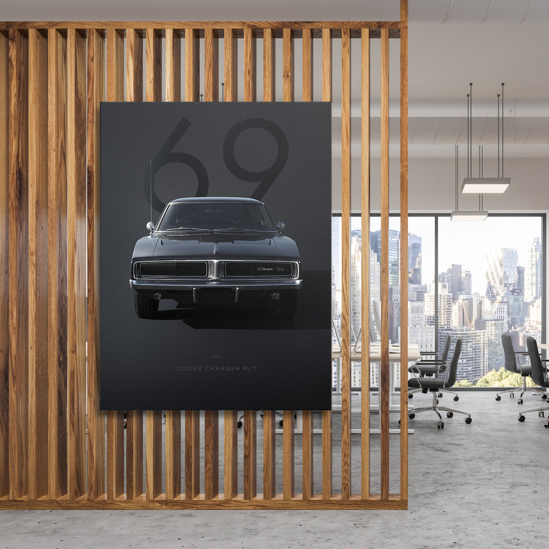 Motivační obraz na zeď s černým Dodge Charger zepředu v moderní kanceláři za dřevěnými lamelami