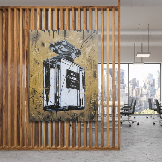 Motivační pop art obraz na plátně s lahví Chanel No.5 zavěšený v moderní kanceláři