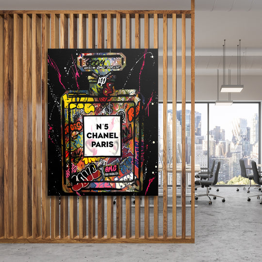 Pop art obraz na zeď s graffiti motivem parfému Chanel N°5 v moderní kanceláři