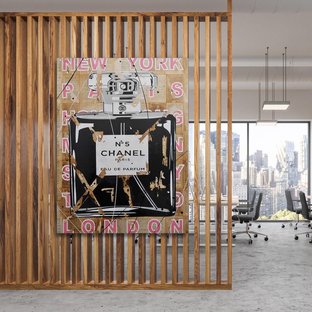 Pop art obraz na zeď do kanceláře s lahví Chanel No.5 a nápisy New York, Paříž, Londýn