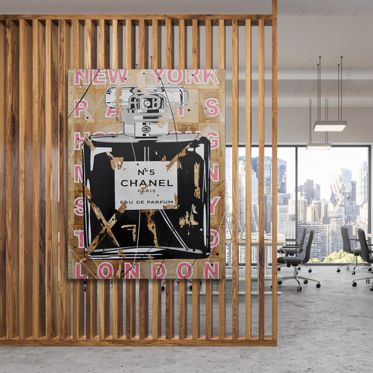 Pop art obraz na zeď do kanceláře s lahví Chanel No.5 a nápisy New York, Paříž, Londýn