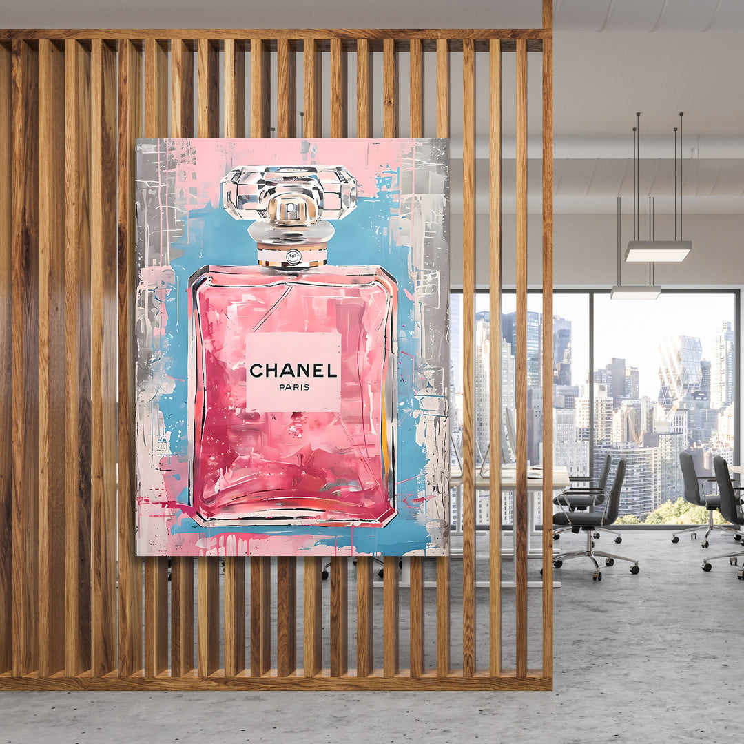 Motivační pop art obraz na zeď s parfémovým flakonem zavěšený v moderní kanceláři s dřevěnými lamelami
