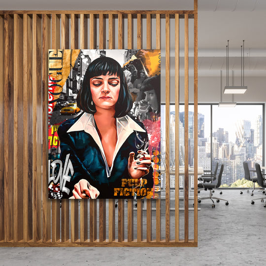 Motivační obraz na plátně s pop art portrétem z Pulp Fiction a žlutým taxíkem v moderní kanceláři