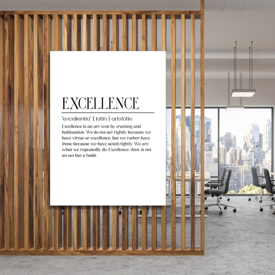 Motivační obraz na plátně s černobílým citátem Excellence a městskou scenérií zavěšený na dřevěné příčce v kanceláři