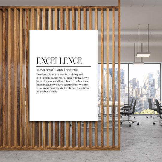 Motivační obraz na plátně s černobílým citátem Excellence a městskou scenérií zavěšený na dřevěné příčce v kanceláři