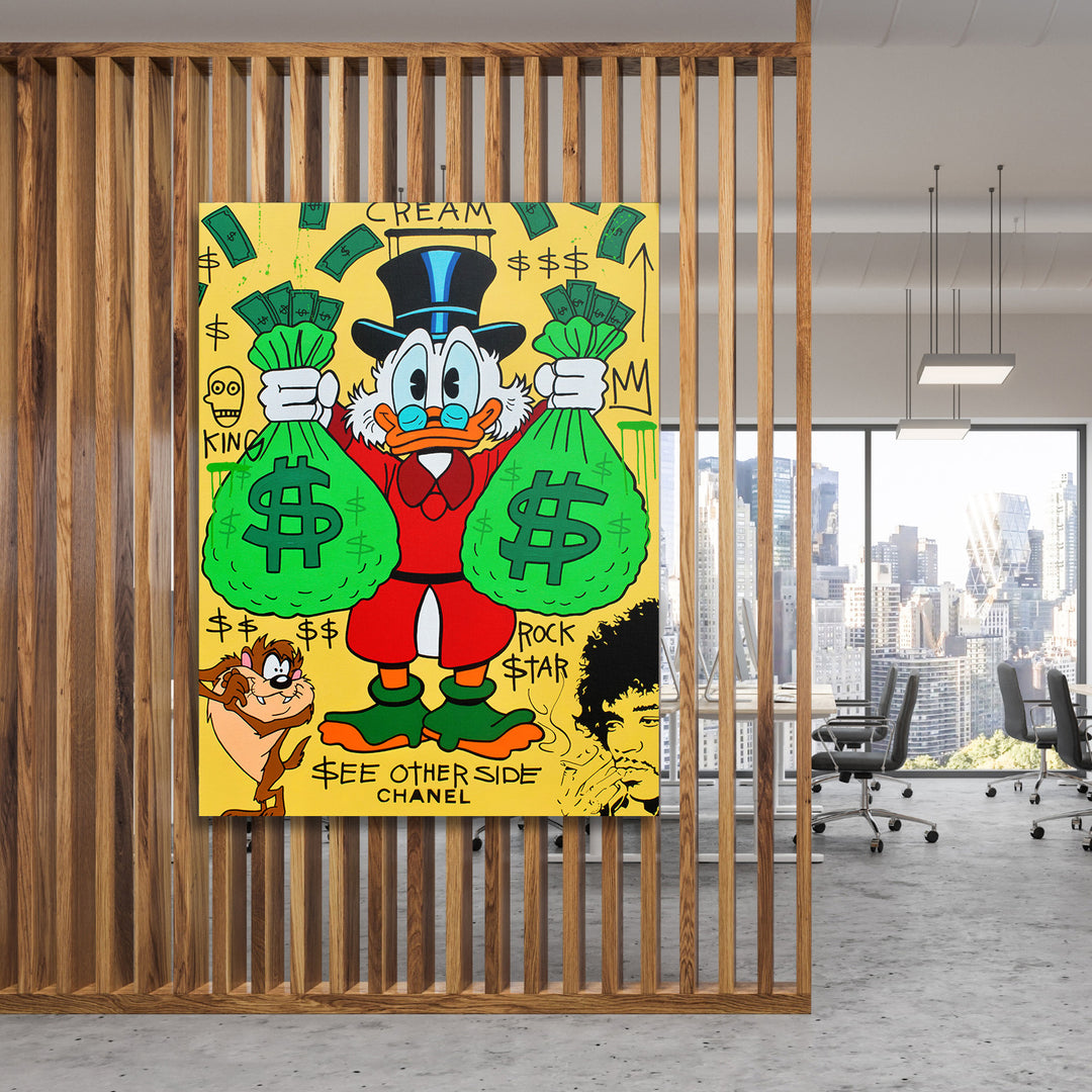 Pop art obraz Kačera Skrblíka v kanceláři, motivační obraz na plátně s pytli dolarů