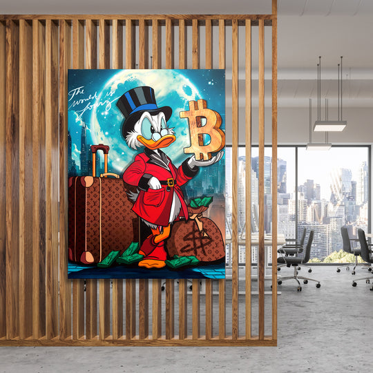 Motivační obraz na zeď s Kačerem Skrblíkem držícím zlatý Bitcoin, luxusní kufr a bankovky v kanceláři, pop art styl