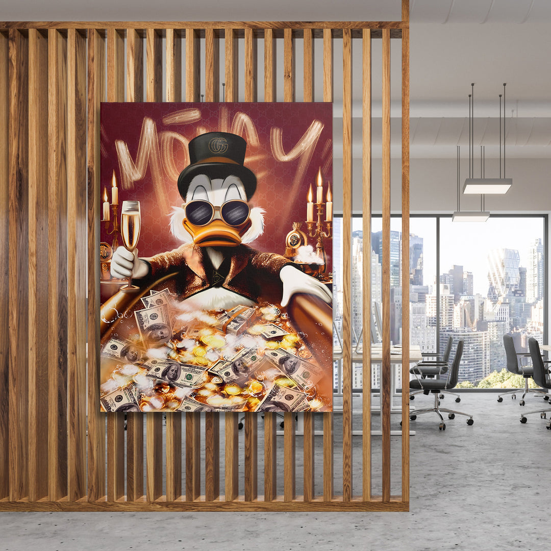 Motivační pop art obraz na zeď s kačerem na hromadě peněz a šampaňským v moderní kanceláři
