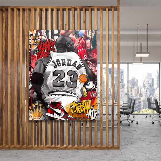 Motivační pop art obraz Michaela Jordana se street art koláží, zavěšený v moderní kanceláři