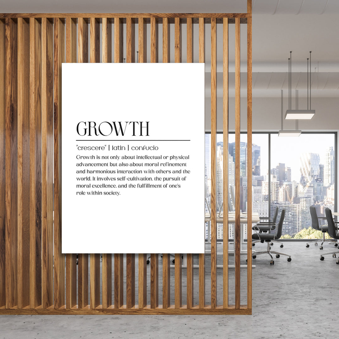Motivační obraz na plátně s citátem „Growth“ před dřevěnými lamelami a panoramatem města v moderní kanceláři