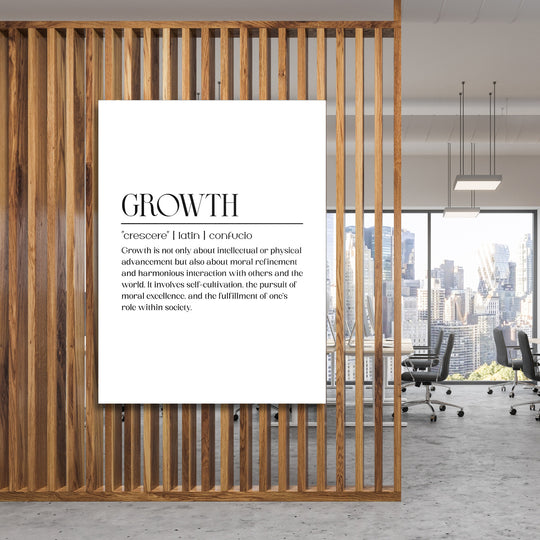 Motivační obraz na plátně s citátem „Growth“ před dřevěnými lamelami a panoramatem města v moderní kanceláři