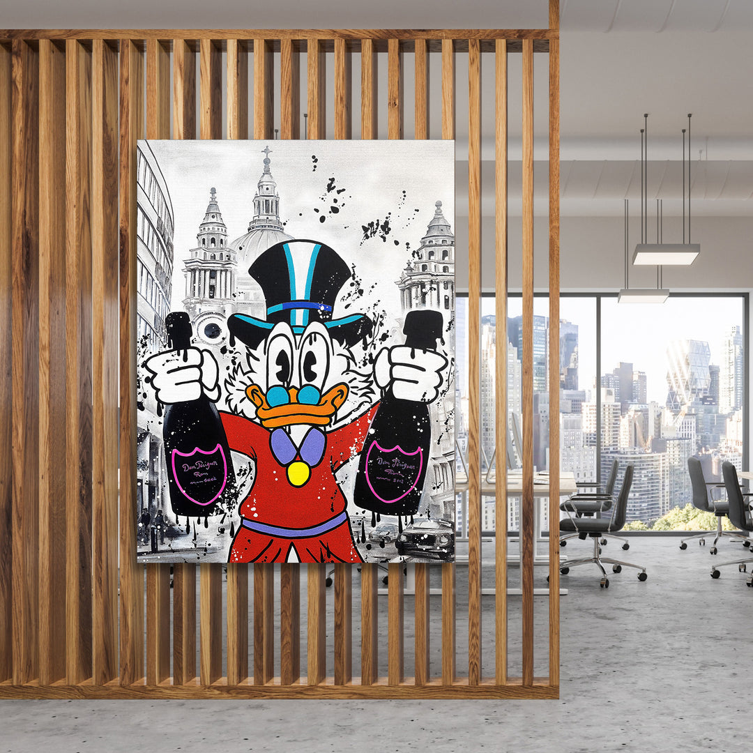Motivační pop art obraz na plátně s Kačerem Skrblíkem se šampaňským, street art motiv a městská architektura v kanceláři