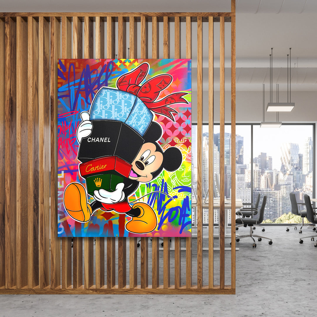 Motivační pop art obraz Mickey Mouse s krabicemi Chanel, Cartier a Rolex v moderní kanceláři