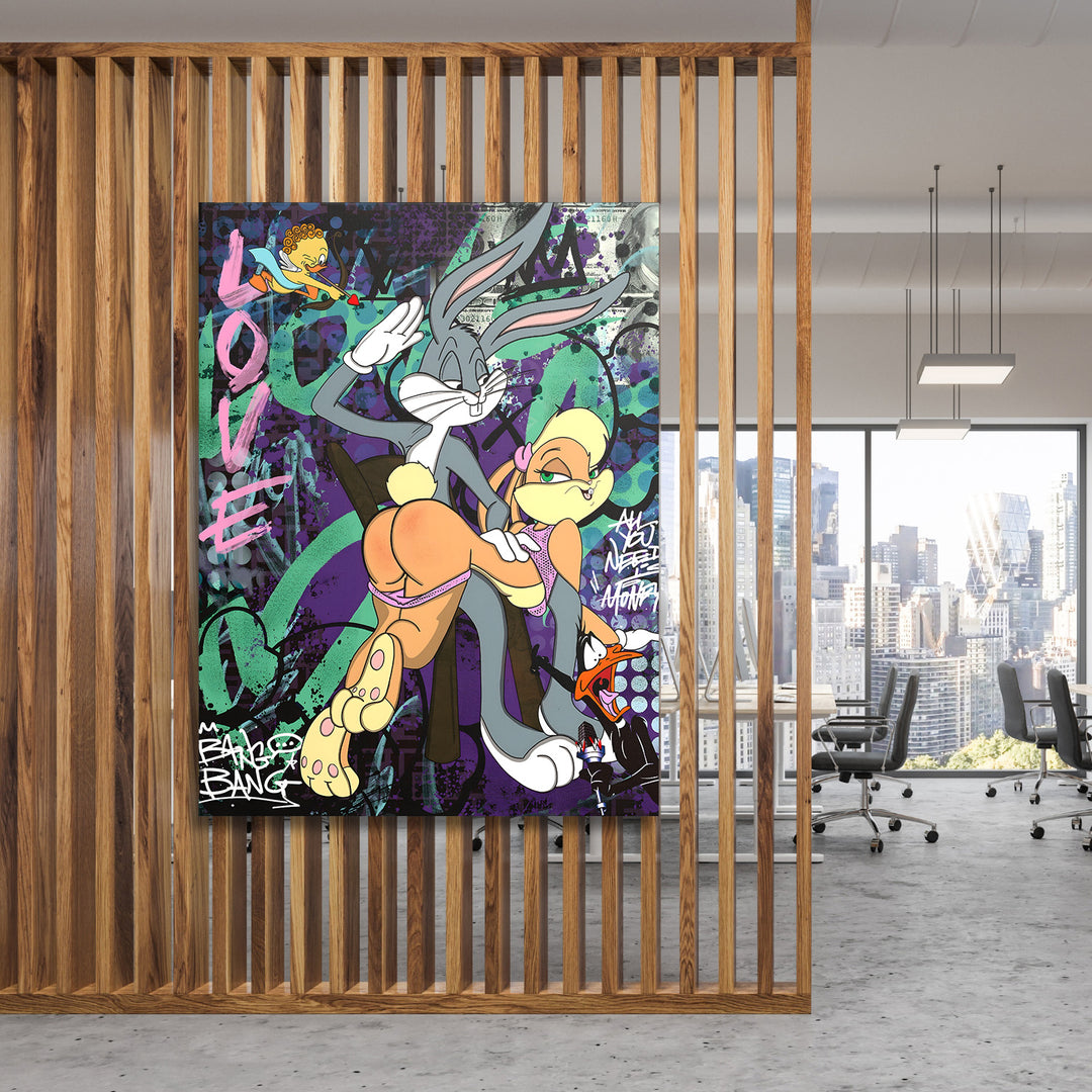 Pop art obraz na plátně s Bugs Bunny a Lola Bunny v graffiti stylu, zavěšený v moderní kanceláři