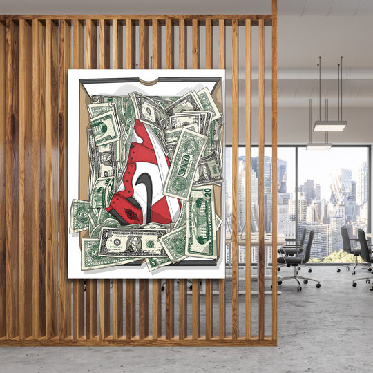 Pop art obraz s teniskou v krabici plné dolarů, zavěšený před kancelářskou dřevěnou příčkou