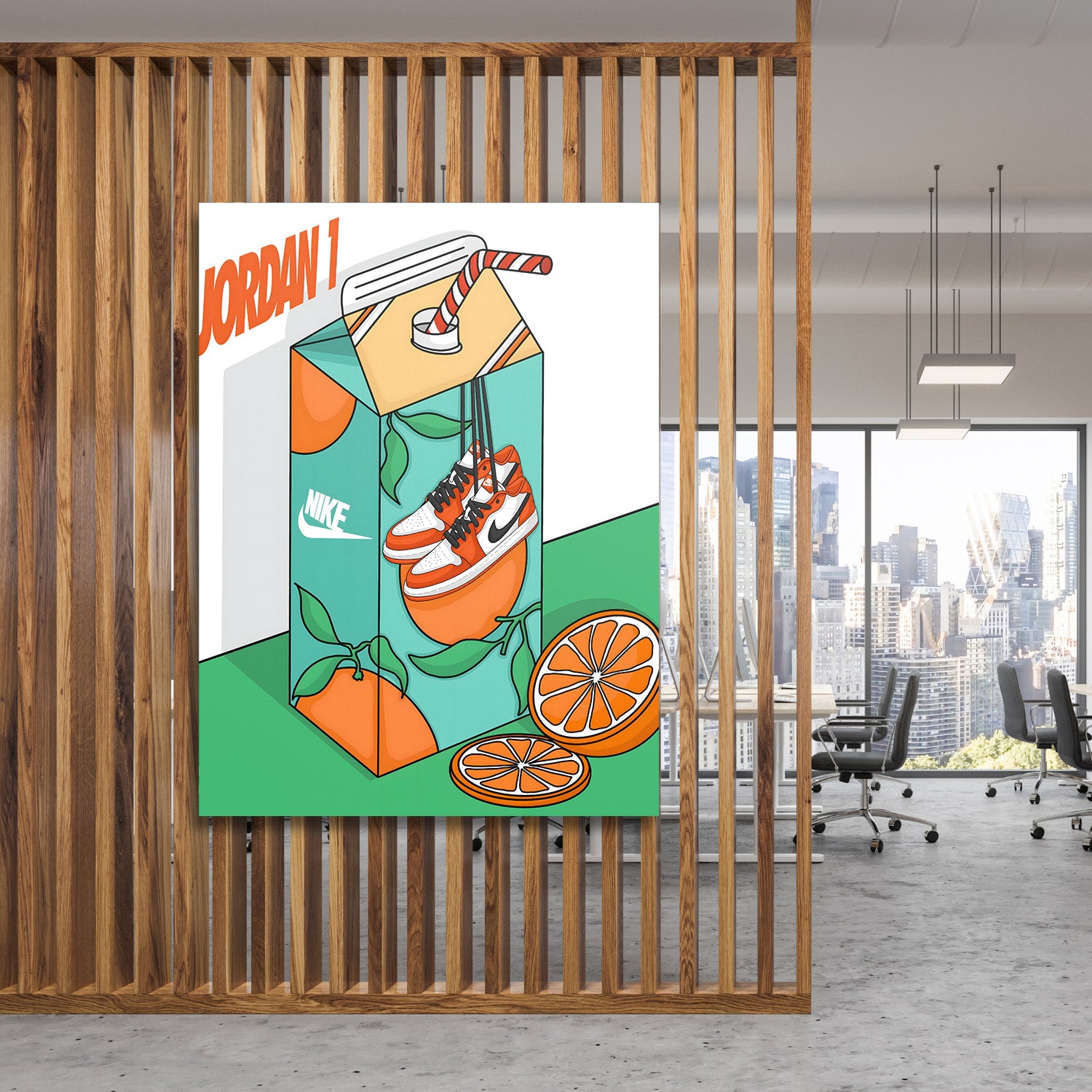 Motivační pop art obraz na zeď v moderní kanceláři s oranžovo‑tyrkysovou krabicí džusu a teniskami Nike Air Jordan 1