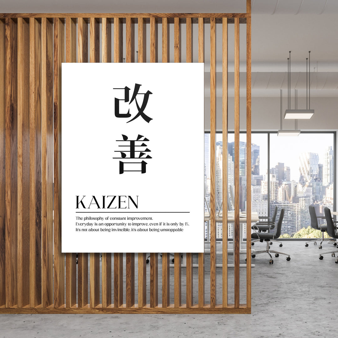 Motivační obraz na plátně s japonským kanji Kaizen, zavěšený v moderní kanceláři na dřevěné lamelové stěně