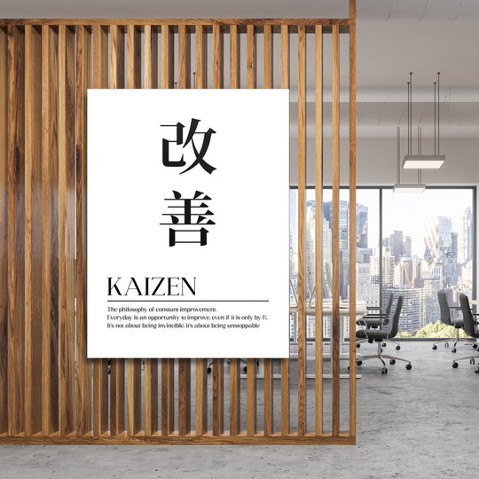 Motivační obraz na plátně s japonským kanji Kaizen, zavěšený v moderní kanceláři na dřevěné lamelové stěně