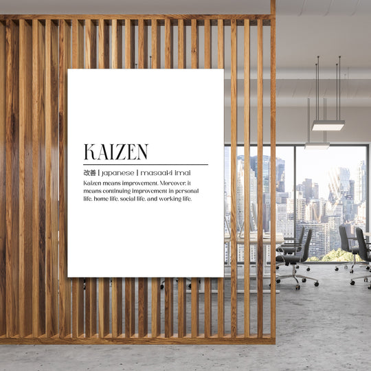 Motivační obraz na plátně Kaizen zavěšený na dřevěné příčce v kanceláři s výhledem na městské panorama