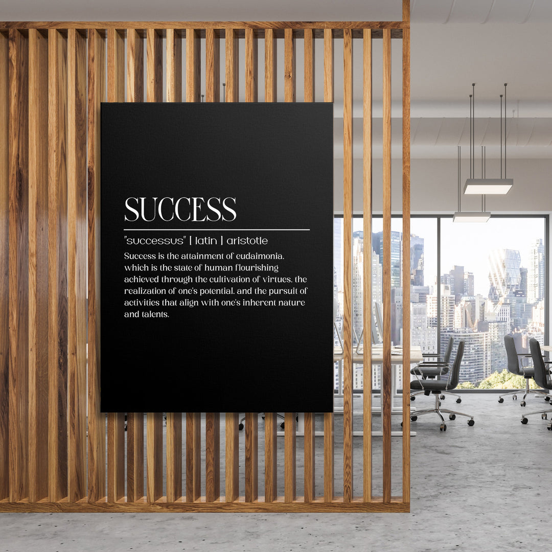 Motivační obraz na plátně SUCCESS zavěšený na dřevěné příčce v moderní kanceláři s výhledem na městské panorama