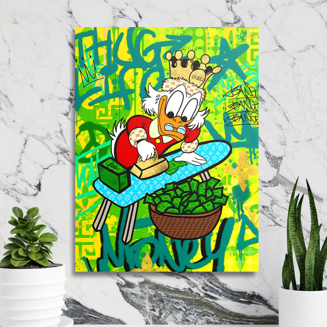 Motivační pop art obraz na plátně s Kačerem Skrblíkem žehlícím zlaté cihly nad hromadou bankovek v moderním interiéru