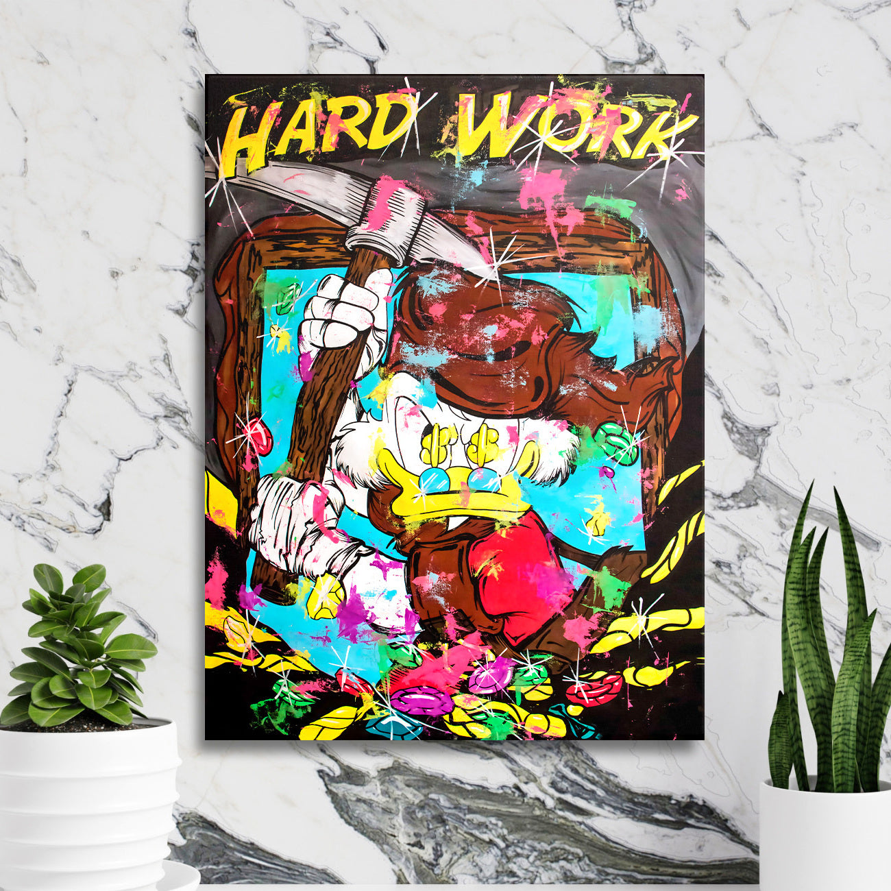 Motivační pop art obraz na plátně s kačerem s krumpáčem a zlatými mincemi na mramorové zdi